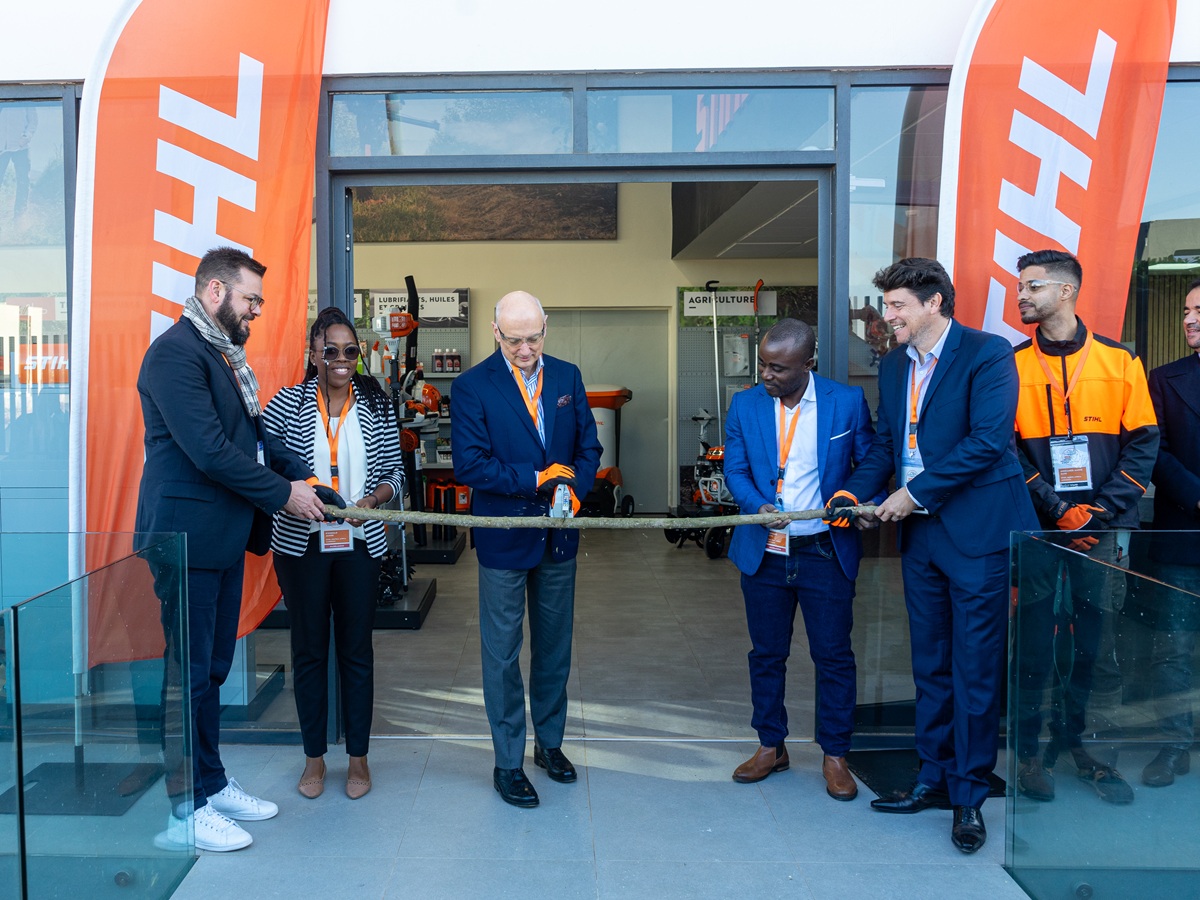 El Dr. Nikolas Stihl inauguró simbólicamente las dos nuevas empresas STIHL en África cortando una rama.
